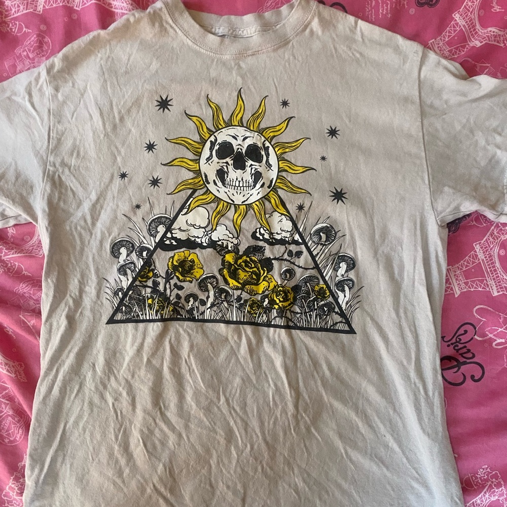 gray and yellow graphic tee